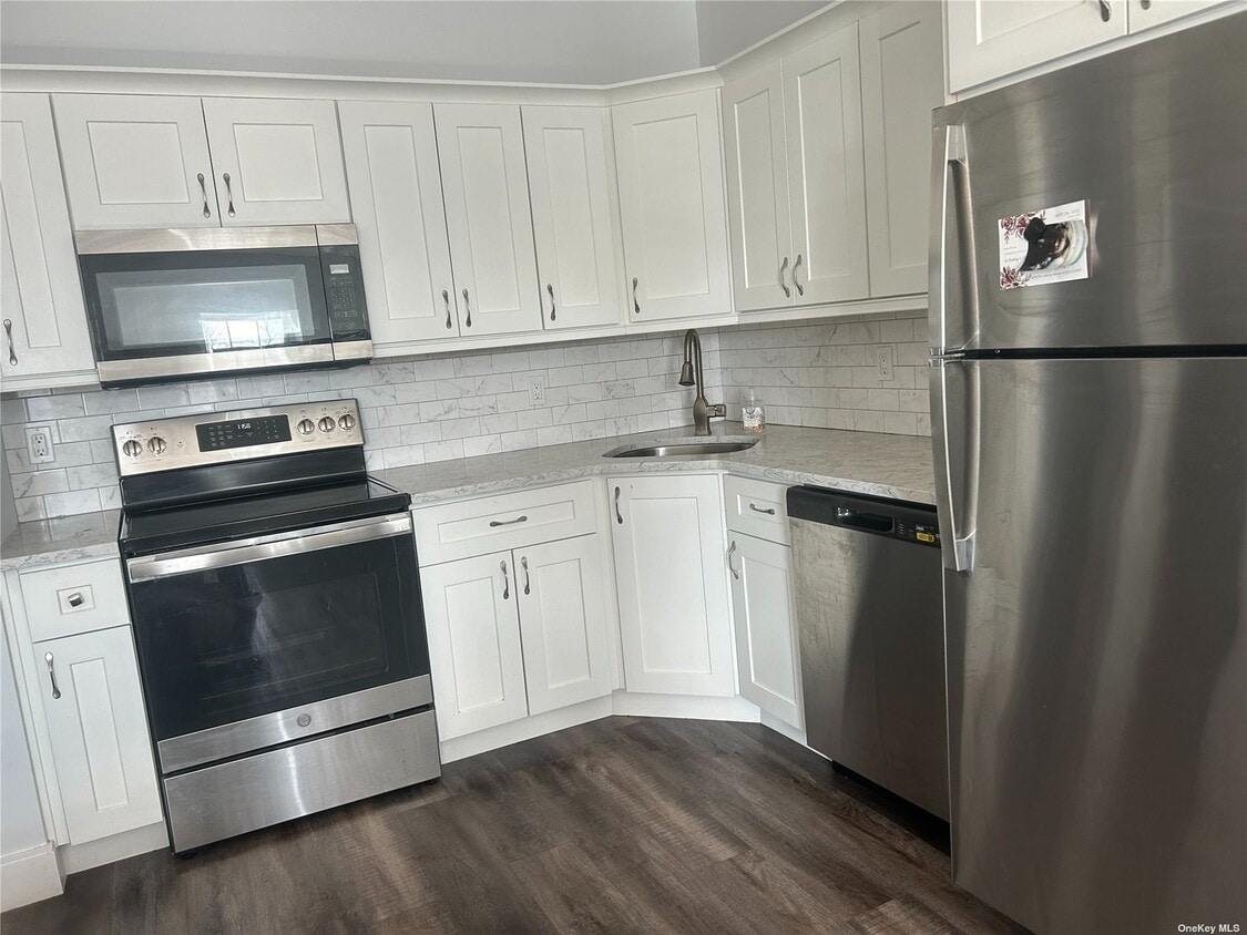 262 E Main St, Babylon, NY 11702 Room for Rent in Babylon, NY