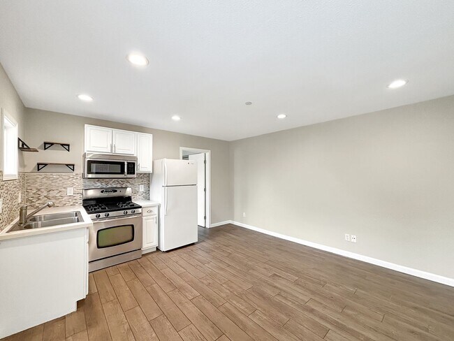 Foto del edificio - Charming 2BD/1BA Detached Condo in Univers...