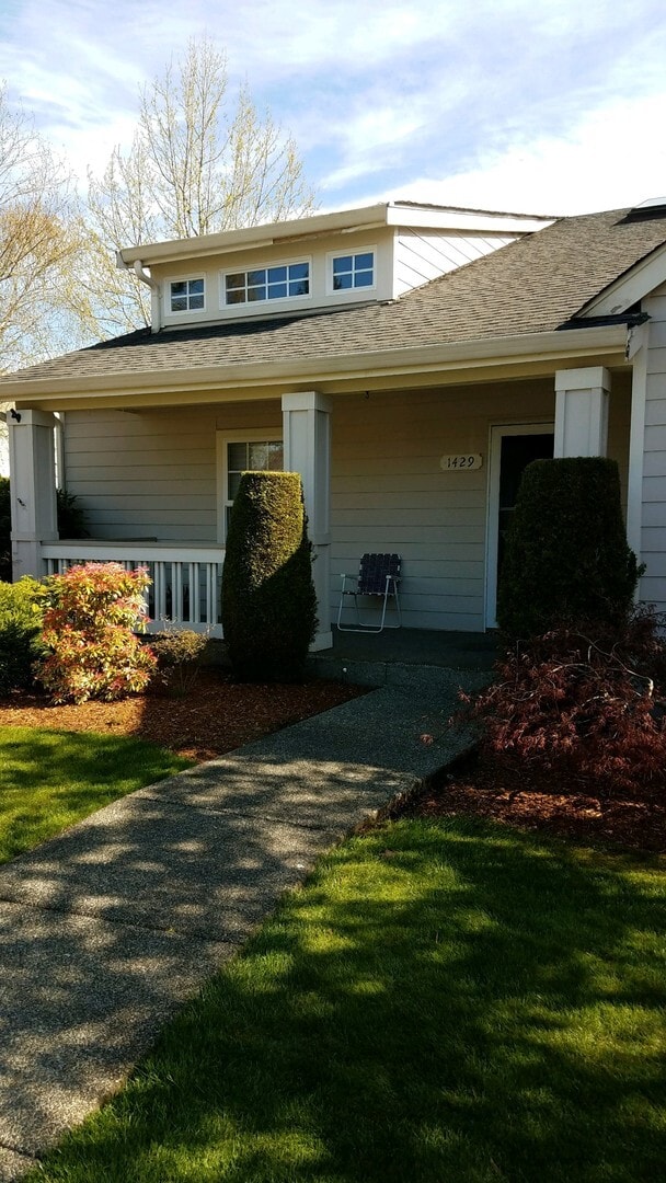 Building Photo - Dupont, NW Landing 2 Bedroom condo. Single...