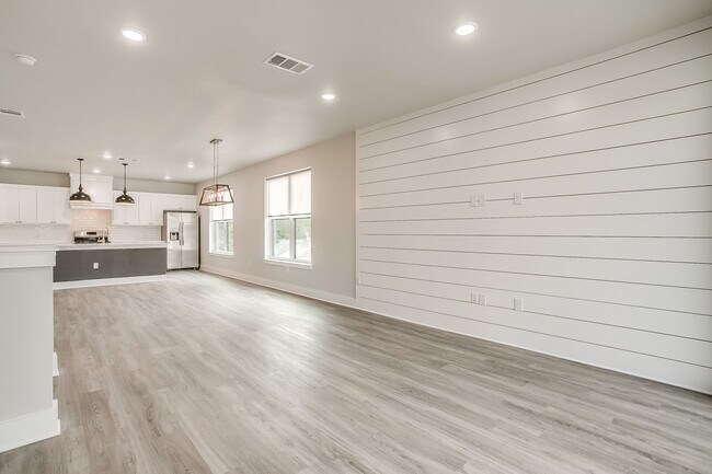 Foto del edificio - 3129 Forest Park Blvd