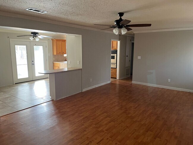 Building Photo - Southern Hills Gem