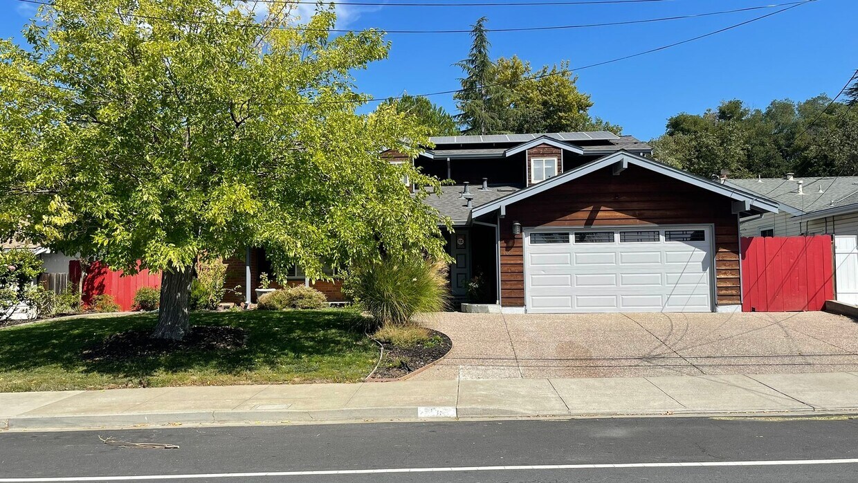 Foto principal - Martinez! Beautiful 5 bedroom 3.5 bathroom...
