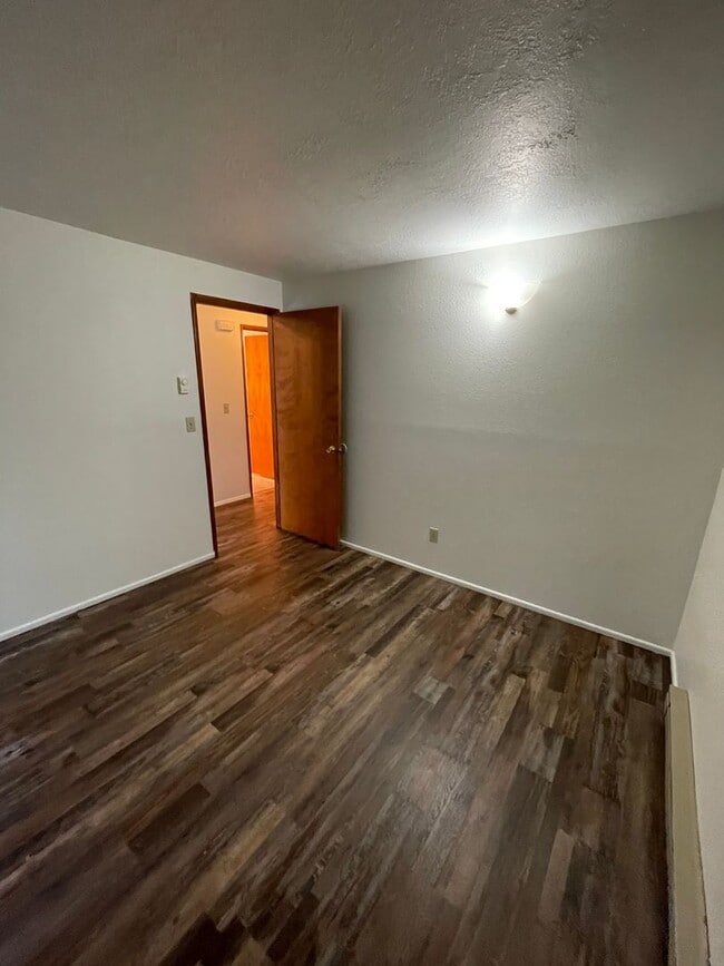 Building Photo - HARD TO FIND 4 BEDROOM!
