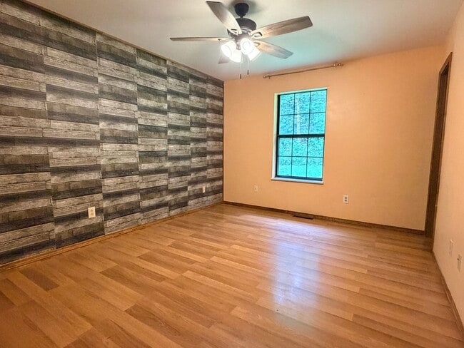 Building Photo - Single Family Home For Rent