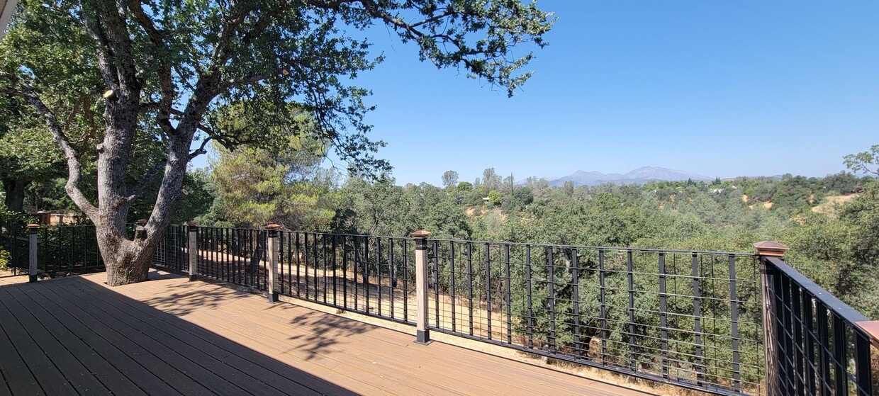 Primary Photo - Charming 3 Bedroom, 2 Bath Home with Mount...