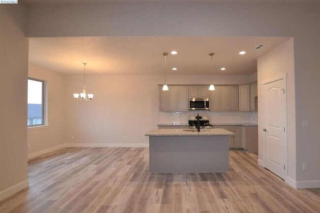 Building Photo - Modern 3 Bed, 2 Bath Pro-Made Rambler in R...
