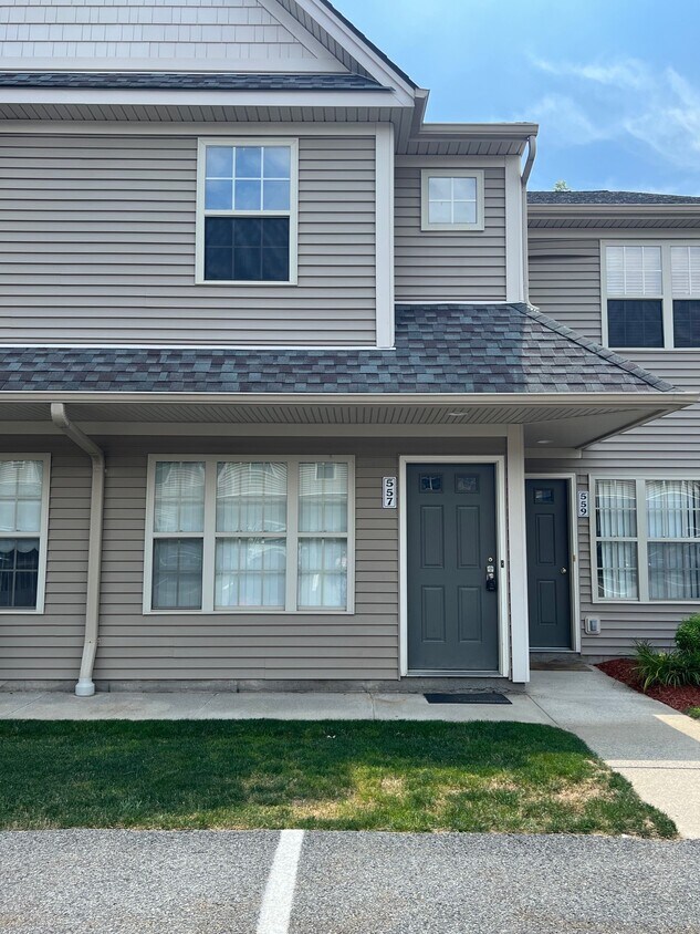 Second floor Condo - 557 Gregory Ct