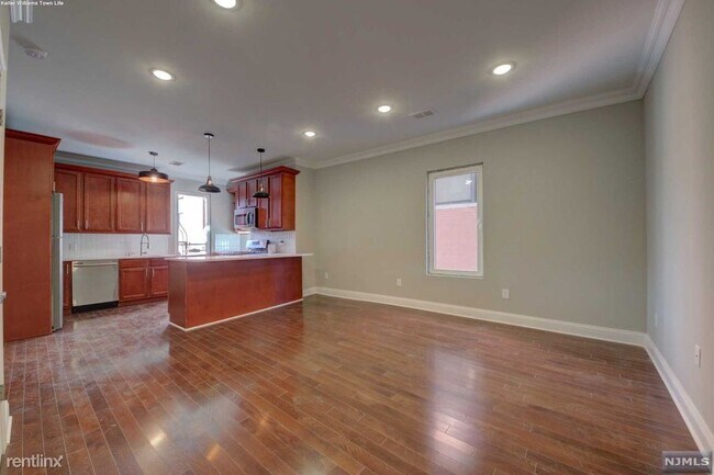 Foto del edificio - 2 br, 1 bath  - 763 Montgomery St