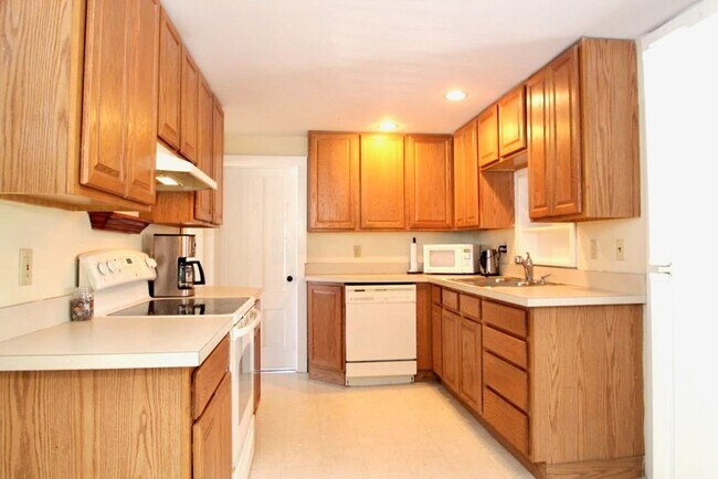 Foto del edificio - Spacious Renovated Colonial on The Lebanon...