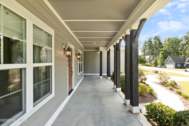 Foto del edificio - 585 Herons Brook Dr