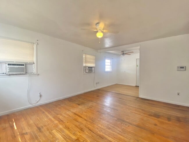 Building Photo - 3 bed 1 bath now available