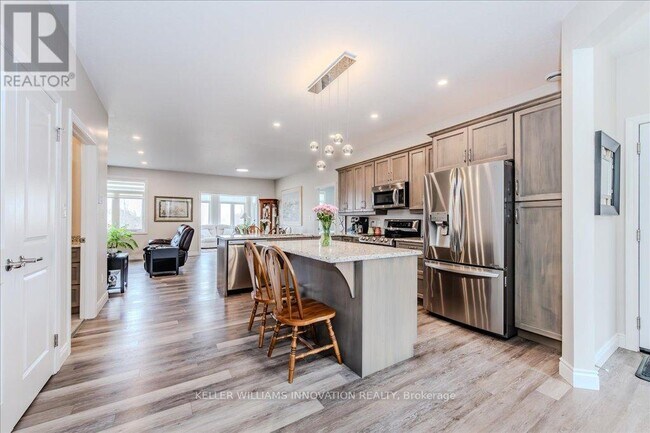 Photo du bâtiment - 375-375 Mitchell Rd S