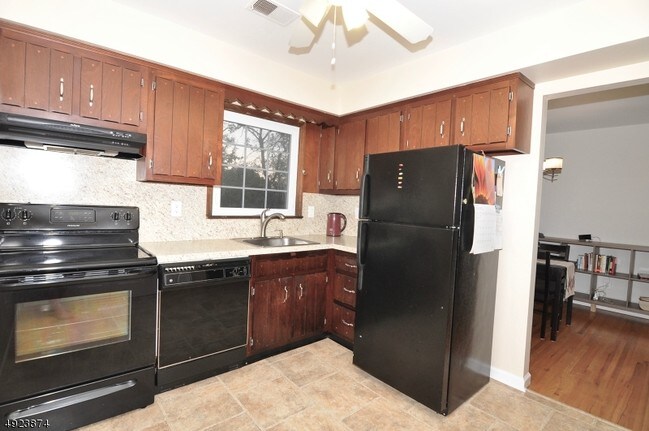 Building Photo - 102 Sweet Briar Dr