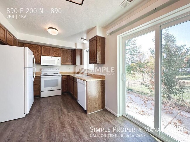 Building Photo - 890 E 200 N