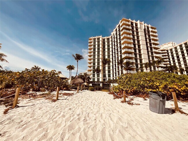 Building Photo - 1121 Crandon Blvd