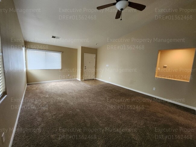 Building Photo - Charming 4 bedrooms 2 baths.