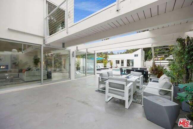 Foto del edificio - 3210 Coldwater Canyon Ln
