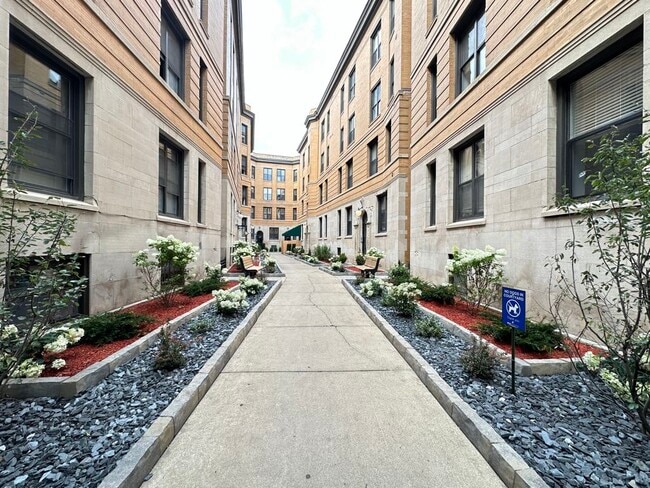 Building Photo - 419 W Belden Ave