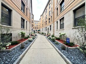 Building Photo - 451 W Belden Ave