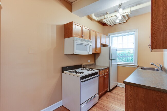 Building Photo - 4891 N Hermitage Ave