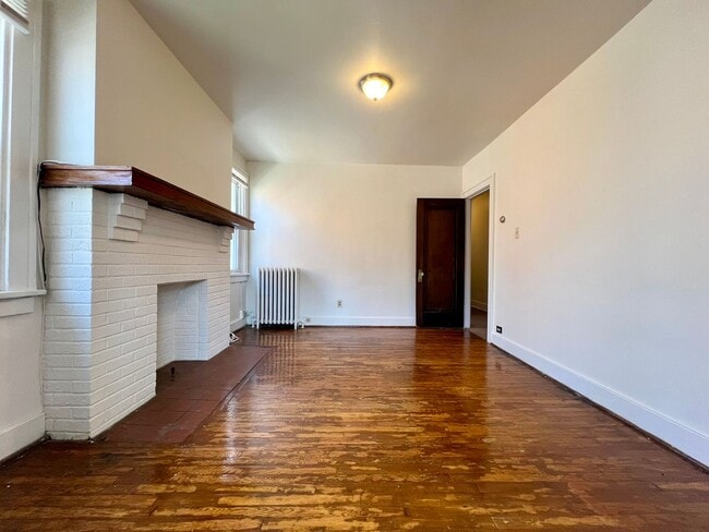 Building Photo - Bright & Spacious 1BD in Oakland! Beautiful Hardwood Floors, Equipped Kitchen & More! Call Today!