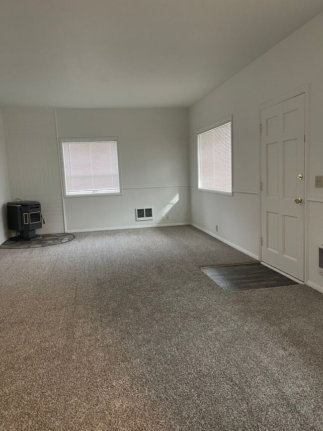 Building Photo - Nice and Bright Rambler near Downtown Kirkland