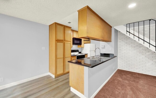 Building Photo - Nicely Updated 2 Bed 1 Bath Condo in Antio...