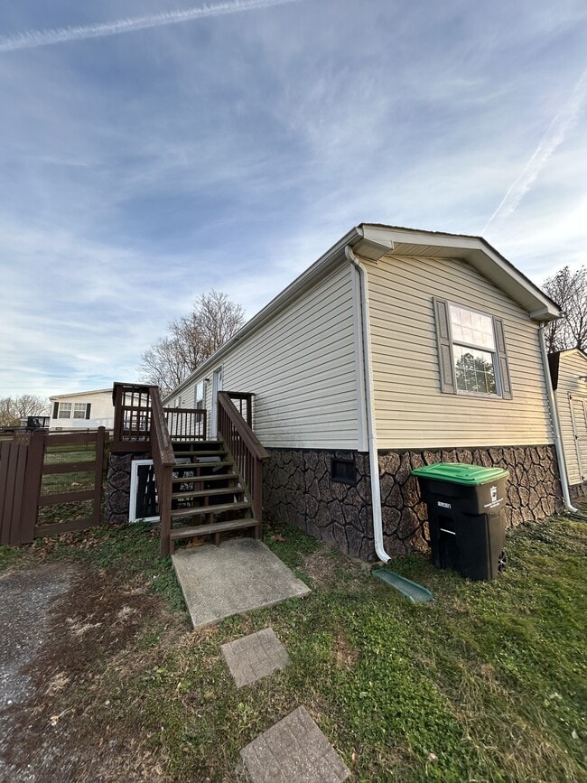 Building Photo - 28 Moats Ln