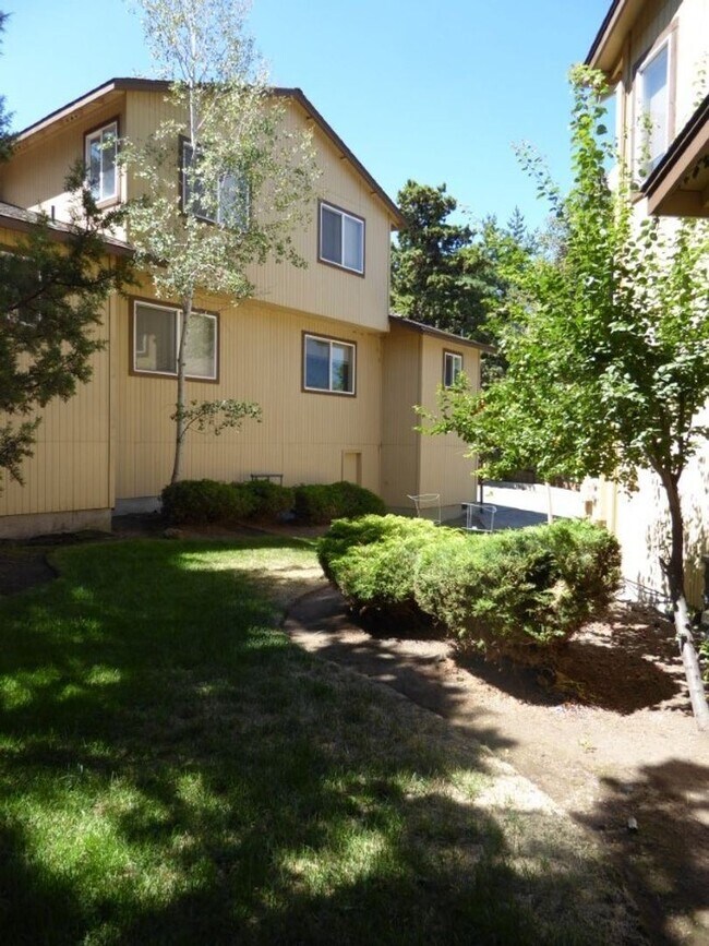 Building Photo - 1133 NE Hidden Valley Dr