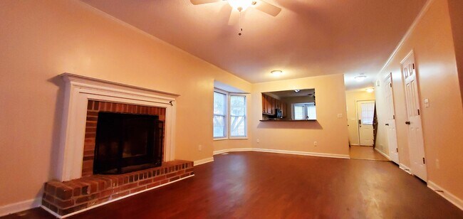 Large living room space - 5196 Laurel Bridge Ct SE