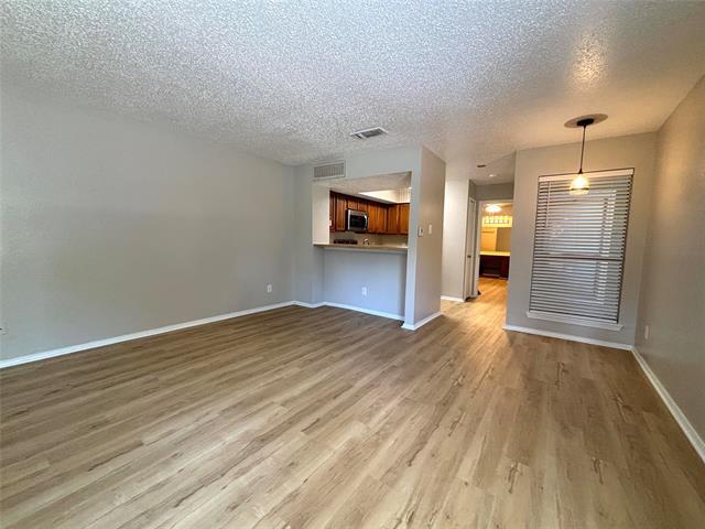 Foto del edificio - 9833 Walnut St