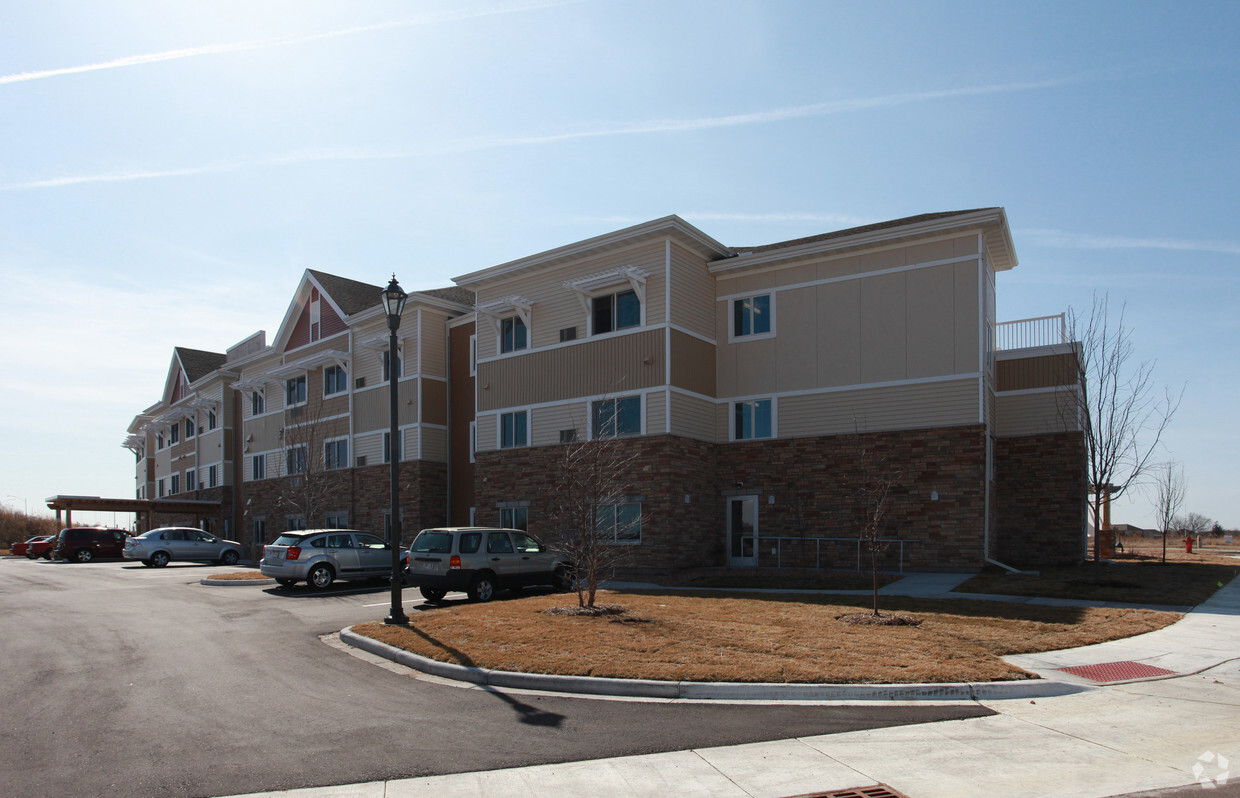 Building Photo - Heirloom Court Apartments