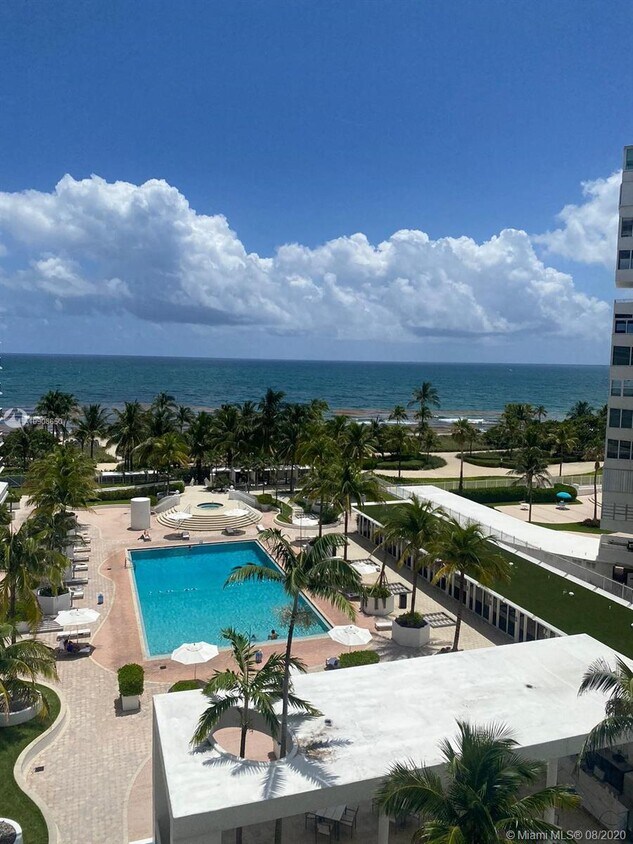 Primary Photo - 10275 Collins Ave