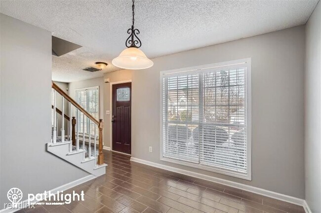 Building Photo - 4 br, 2.5 bath House - 425 Old Ivy Path UNIT