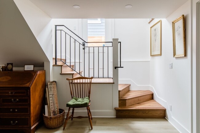 Building Photo - Newly remodeled Greenwood Craftsman!