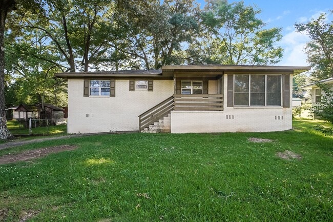 Building Photo - 804 27th Ave N