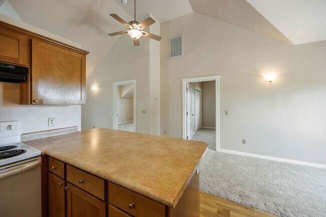 Foto del edificio - Peaceful 2-bedroom 1-bath Cottage with Deck, Privacy, and Scenic Views! $200 Utility fee pays for...