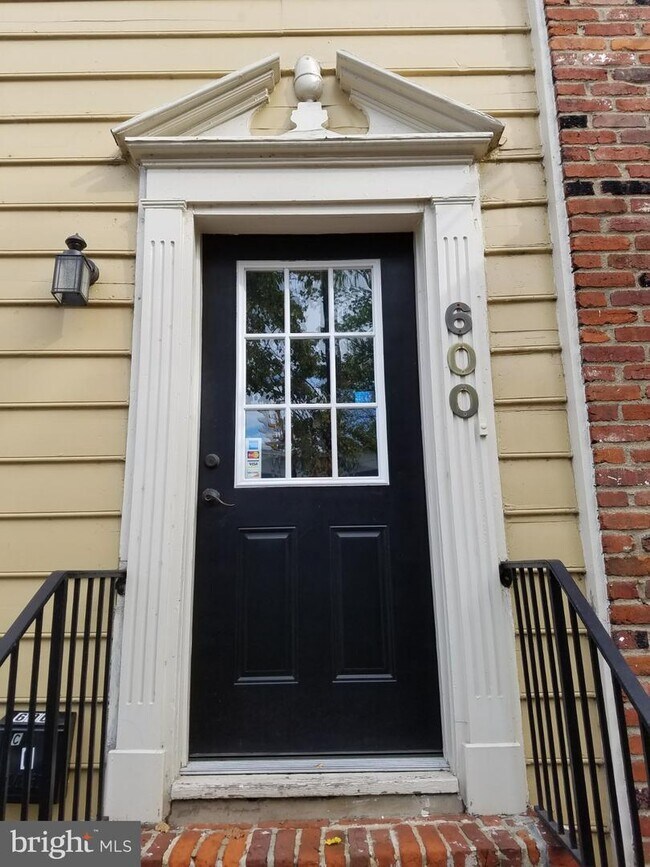 Foto del edificio - 600 S Washington St