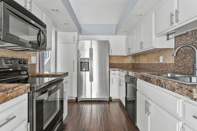 Building Photo - TWO BEDROOM HOA CONDO WITH TWO GARAGES