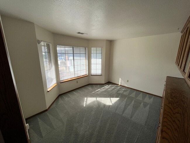 Foto del edificio - Gorgeous home available in Porterville! Av...