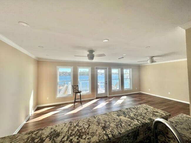 Building Photo - 11 Bayshore Point