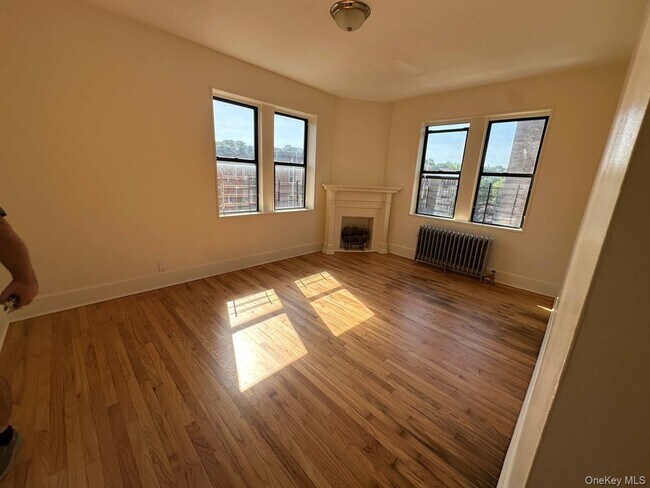 Foto del edificio - 497 Van Cortlandt Park Ave