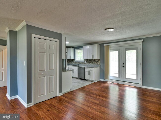 Building Photo - 9303 Small Dr