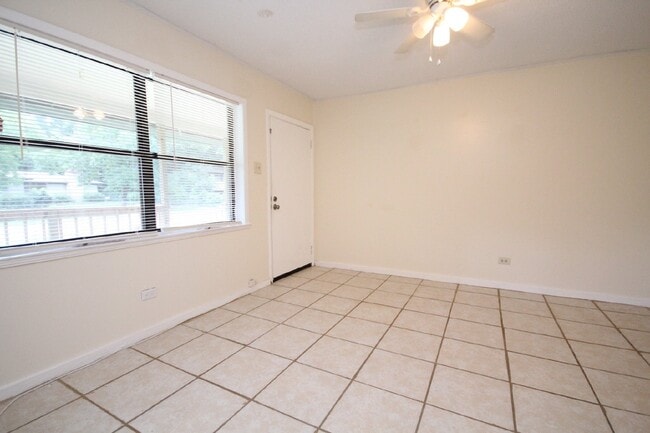 Building Photo - 2BR/1BA Pet-Friendly Duplex in SW Pensacol...