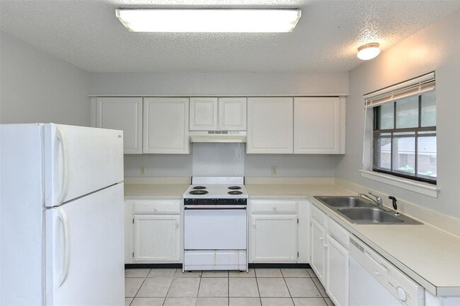 Building Photo - 9519 Westpark Dr