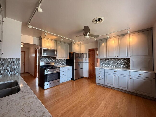 Building Photo - 425A Sherman Dr