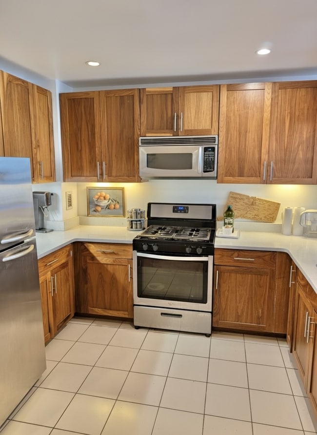 Building Photo - 20 Newport Pkwy