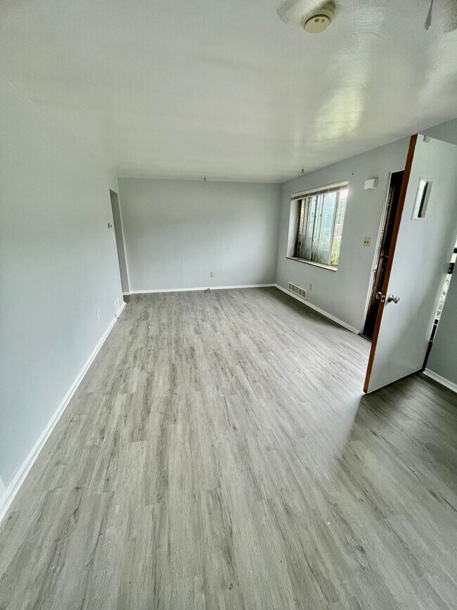 Foto del edificio - Bethel Park - 3 Bedroom Home - South Park Road - Pet Friendly!