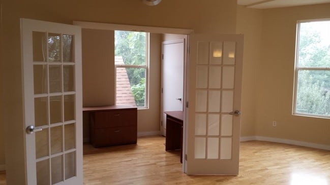 Building Photo - 2422 Tremont Pl