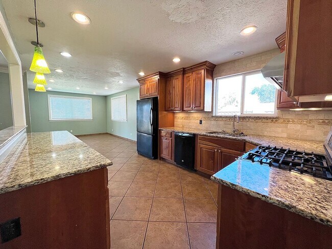 Building Photo - 5 Bedroom/2.5 Bathroom Home in West Valley...